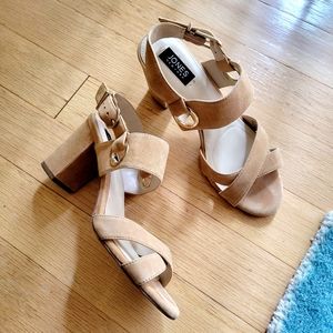 Jones New York Tan Apricot Suede Block Heel Slingback Buckle Sandals Criss Cross